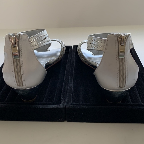 Silver Studded 1 1/2 inch Heels Maripe “Julia” Sandals - 8m - Picture 4 of 4